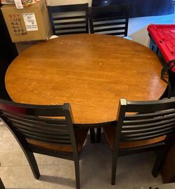 Round table 4 chairs 100$