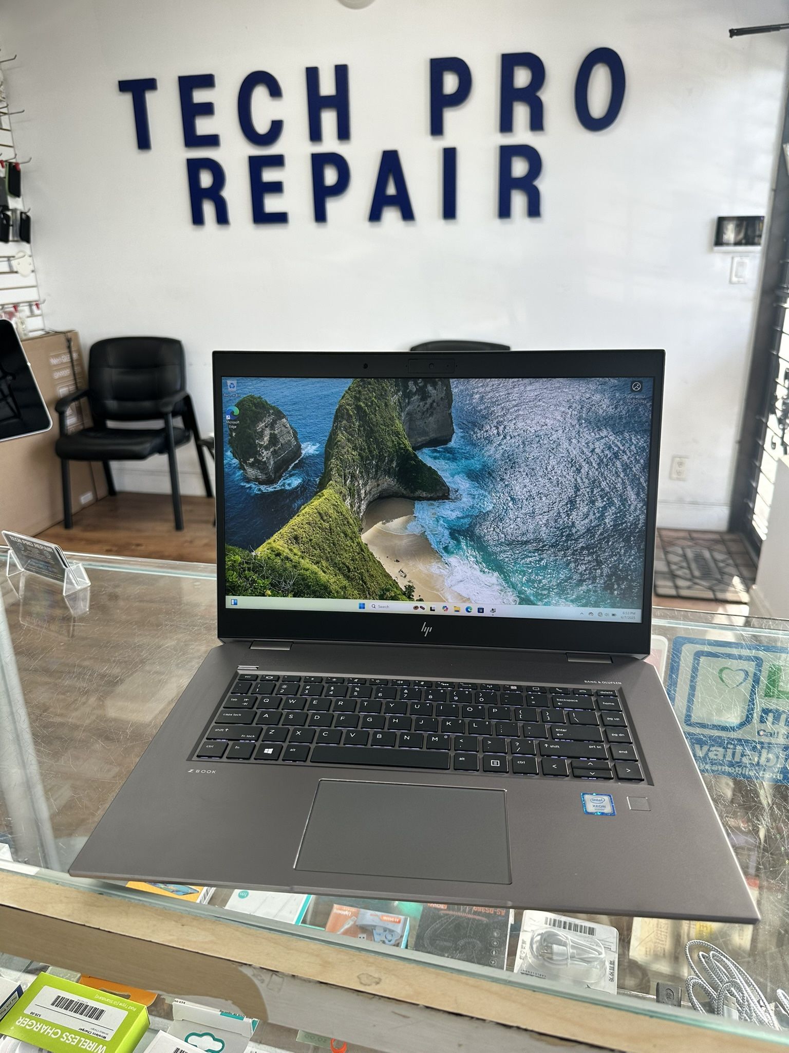 Like New HP 15” ZBook! Super Fast! Intel Xeon. 32gb RAM, 512gb NVMe SSD, NVIDIA Quadro P1000. 