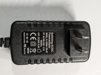 Switching AC/DC Poweradapter
MODEL: SL-20006A P/N 40Y
I/P: AC100-240V 0.3A
50/60Hz, Like New