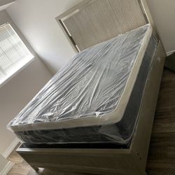 Queen mattress pillow top set with box spring (2pc - new) 