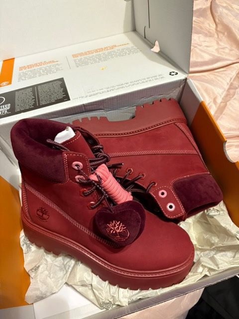VELVET RED TIMBS