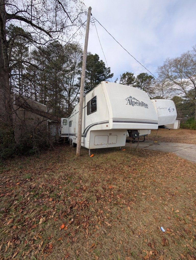 5th Wheel Camper with two Slideouts