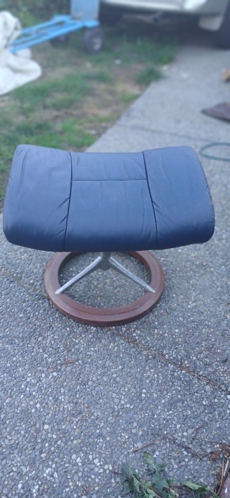 Ekornes STRESSLESS FOOTSTOOL ALUMINUM WOOD BLUE LEATHER