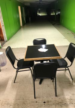 Mesa con sillas. Tables w/chairs