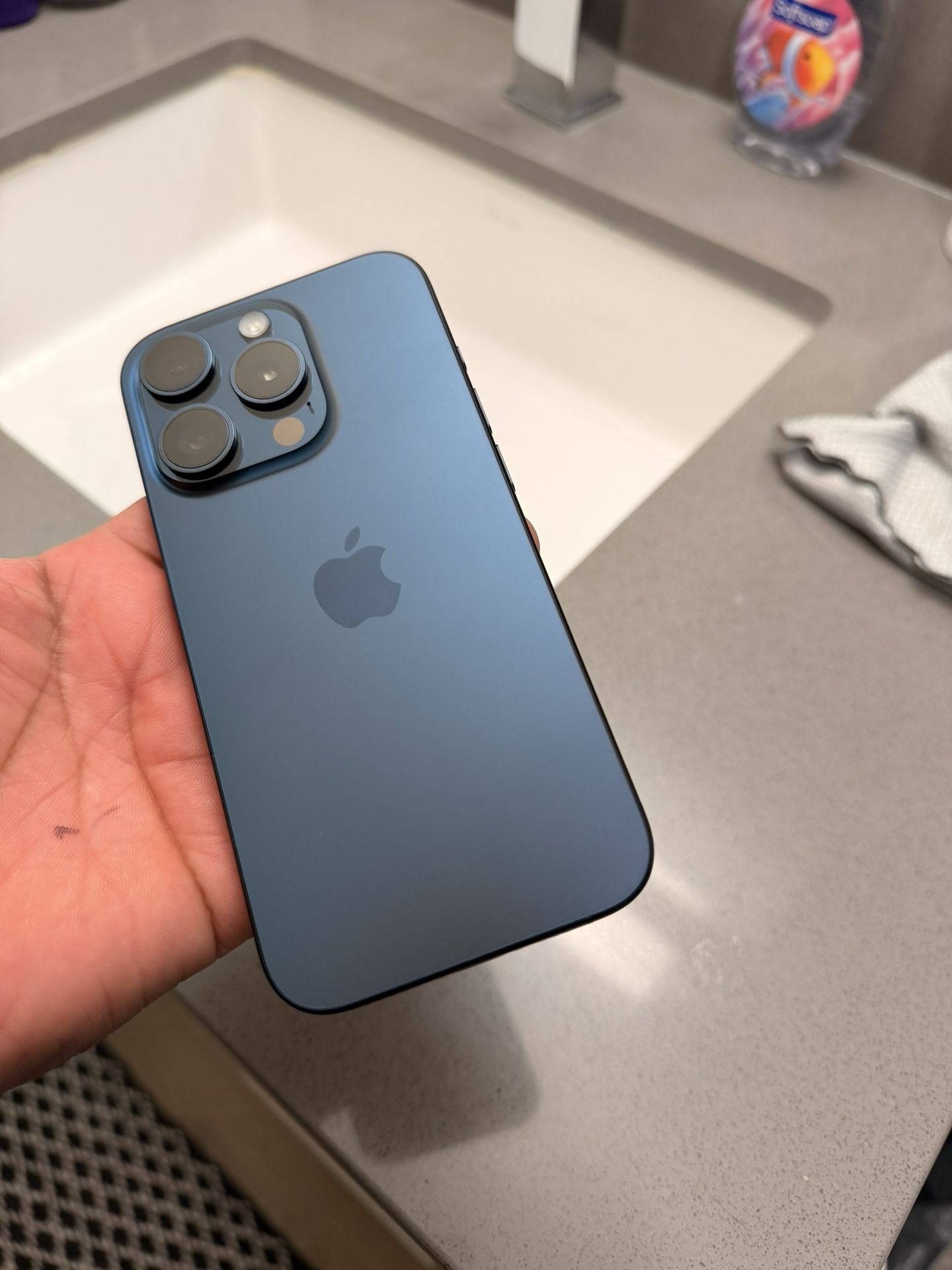 NEW iPhone 15 Pro 256 GB