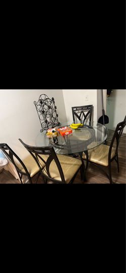 Kitchen table with chairs good condition