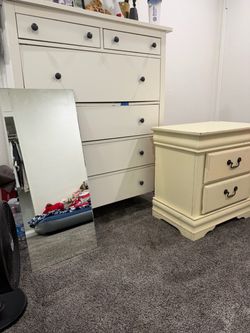 Selling Two dresser and a mirror