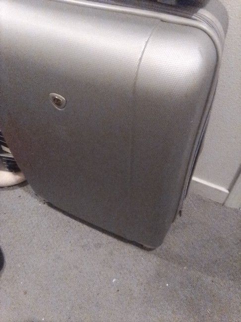 Xl Suitcases Used 25$+