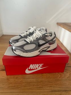 BRAND NEW- Nike v5 RNR Phantom/Pencil Point/Black Men’s 9.5