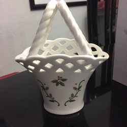 Mikasa Holiday Lace Basket With Handle
