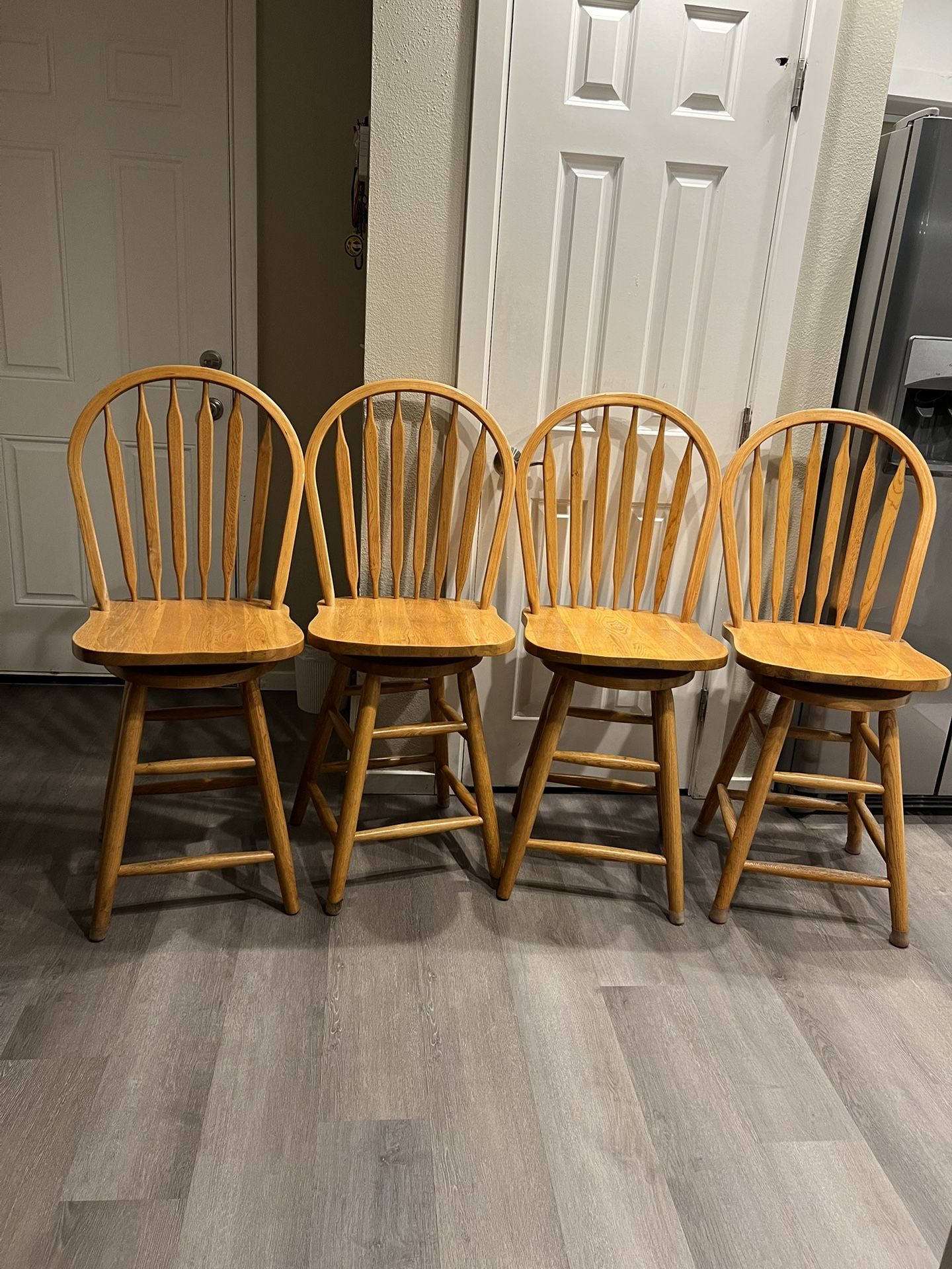 4. barstool. Kitchen excellent condition
