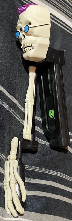 1996 Goosebumps Curly Booklight Skeleton “Reading Is A Scream” Broken (READ DESC