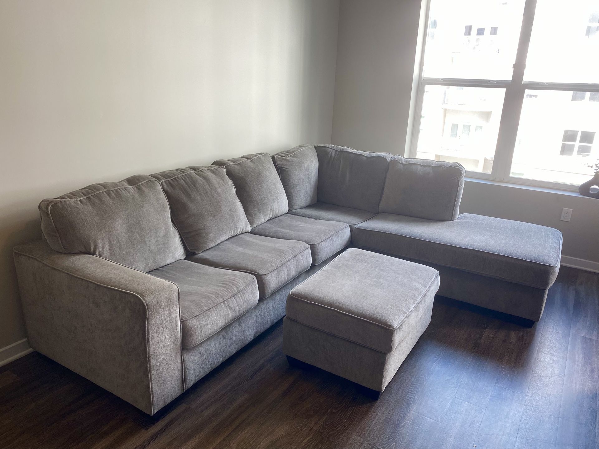 Gray Sectional Couch w/ Ottoman