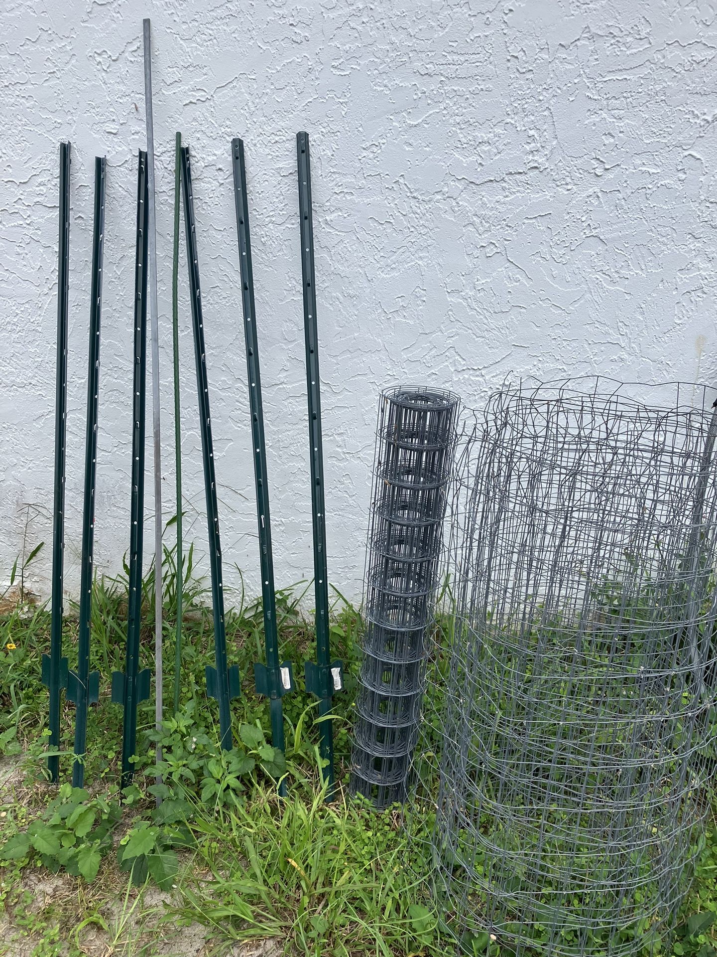 Wire Fencing    25ft  With Poles 