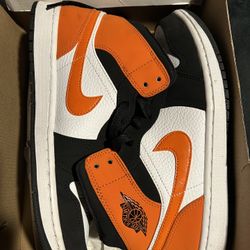 Starfish/black/white Mid Jordan’s 