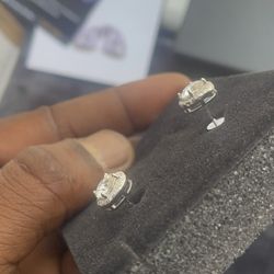 GRA certified 1 Carat Stud Earrings