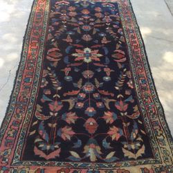Beautiful Hamadan Hand Knotted Persian rug. In good condition.