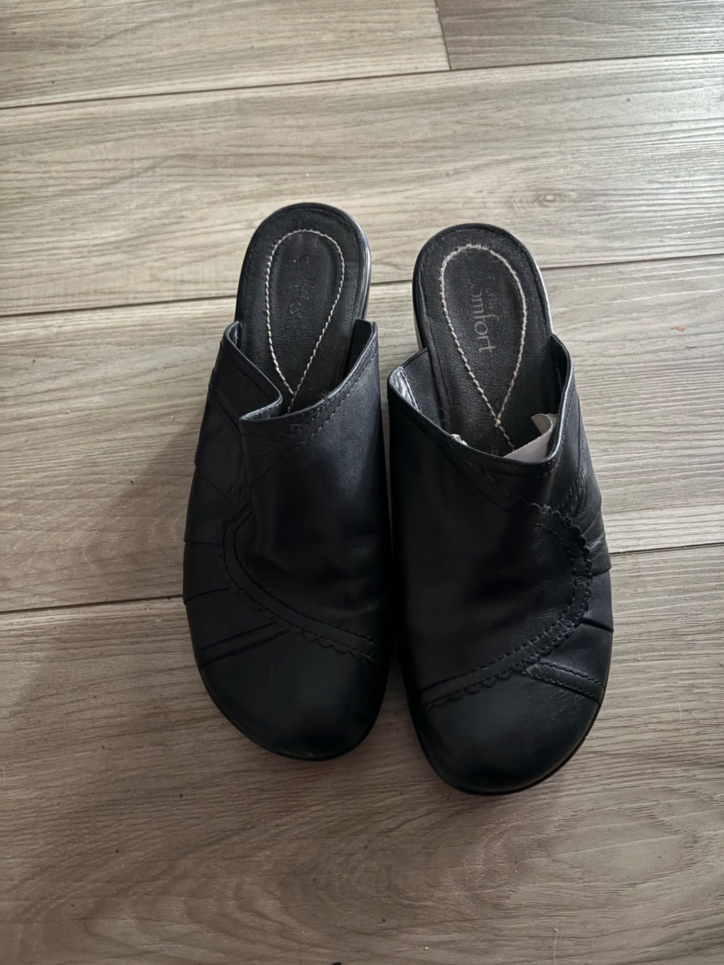 black leather slip-on mules or clogs from the brand Strictly Comfort Sz 10M