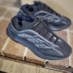 Adidas Yeezy 700 V3 Dark Glow Mens Size 11