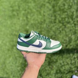 Nike Dunk Low (W) “Gorge Green”