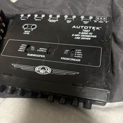 Un Procesador X8air de 8 Salida y un Autótek 7007