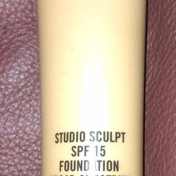 MAC STUDIO SCULPT SPF 15 FOUNDATION NW35