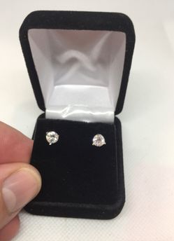 14 K W Gold Diamond Stud Earrings