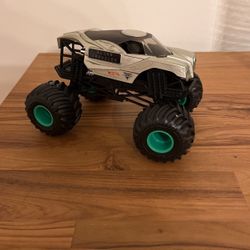 Monster Jam / Hot Wheels 1:24 Scale Alien Invasion