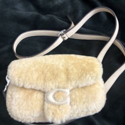 Coach Sherpa Crossbody – Excellent Condition 🤍