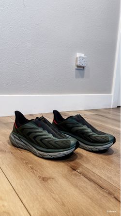 Men’s 10.5 men HOKA one one project Clifton
