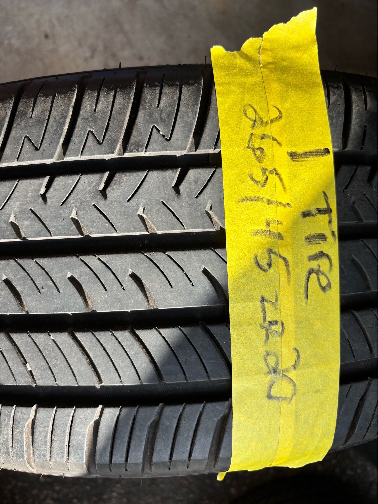 1 tire 265/45zr20 excellent condition $45