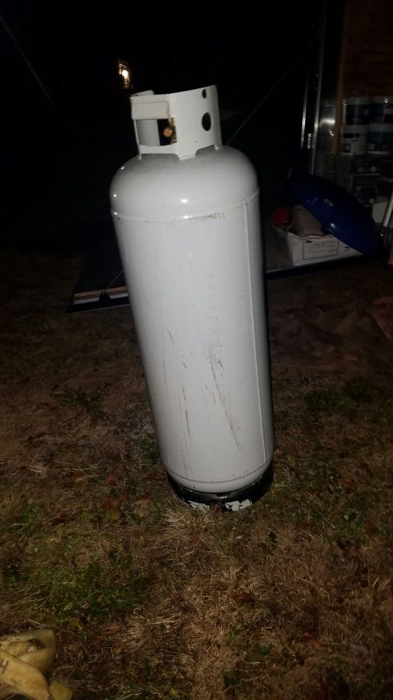 Photo 100 lb propane tank