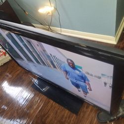 55 Inch Tv W Remote N Roku, Can Deliver For Xtra $5