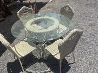 ROUND PATIO SET WHIT TUP GLASS