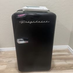 Frigidaire Retro Mini Fridge 3.2 cu ft