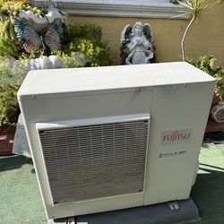 Used condition Fujitsu 18,000 BTU Multi-Zone Wall Mounted Unit  great condition