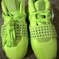 Basketball Shoes: Dame 8 Exptly - Size 4Y
