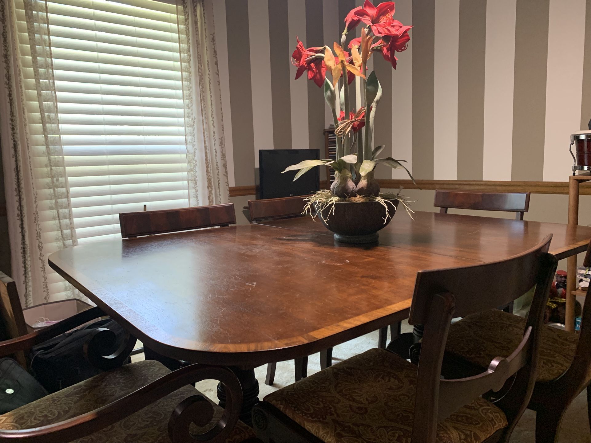 Unagusta Vintage Dining Room Set