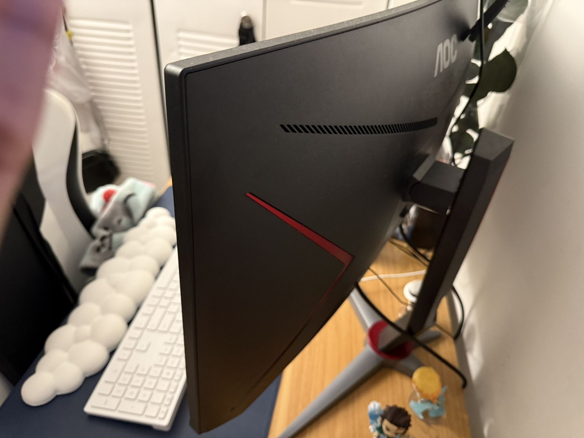 Aoc 27” curves monitor
