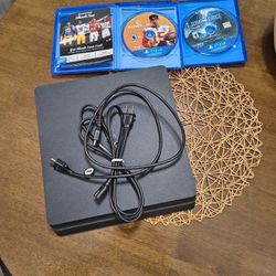 PS4 COSOLE & CONTROLLER 2 GAMES