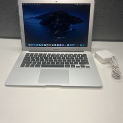 Apple MacBook Air 13 inch / Core i5/ 4GB/ 128GB SSD macOS Catalina