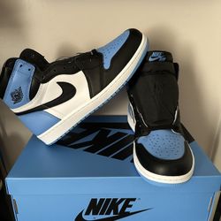 AIR JORDAN 1 RETRO HIGH OG D25485 400 UNIVERSITY BLUE/BLACK-WHITE BLEU CAROLINA/BLANC/NOIR