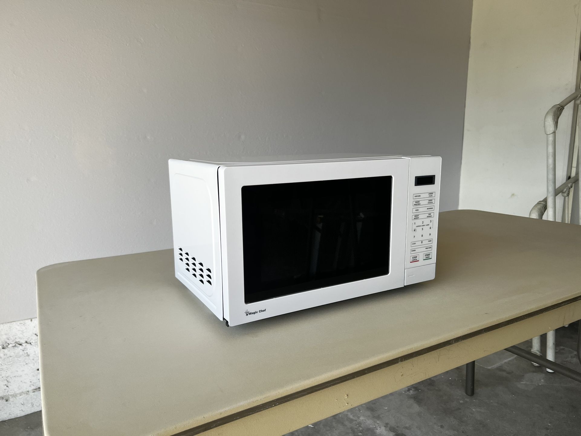 Magic Chef Countertop Microwave