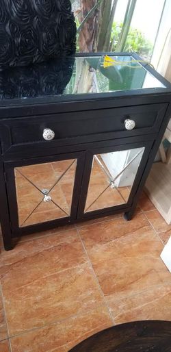 CUTE BUFFET OR ENTRY TABLE AT PICKY PINCHERS 801 TURNER STREET 801 TURNER STREET OPEN 12-6PM OPEN SUNDAYS