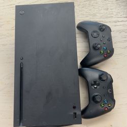 Xbox Series X W/2 Controllers