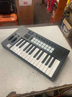 Novation Launchkey 25 MK4 Controller