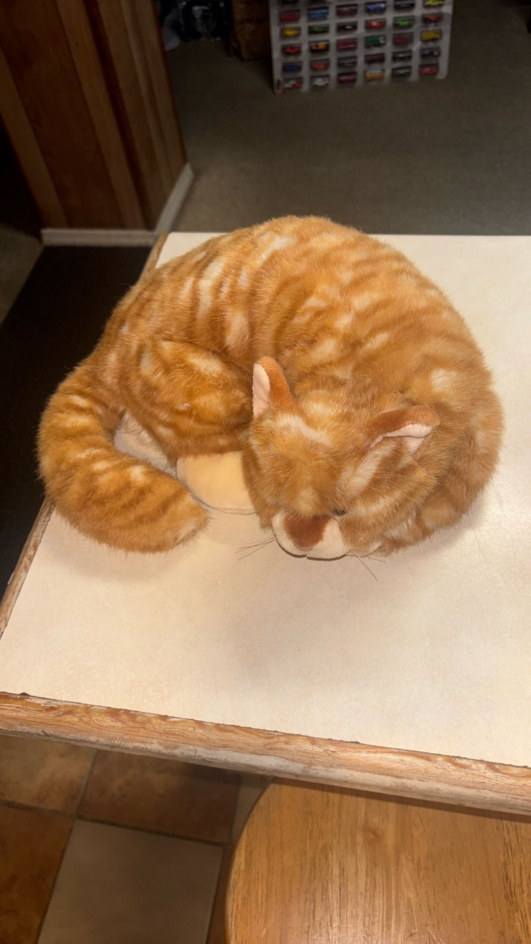 Realistic Sleeping Tabby Cat Figurine – Lifelike Curly Kitten Statue, Orange Tabby Faux Fur Decor, Handmade Shelf Display for Home Office and Living R