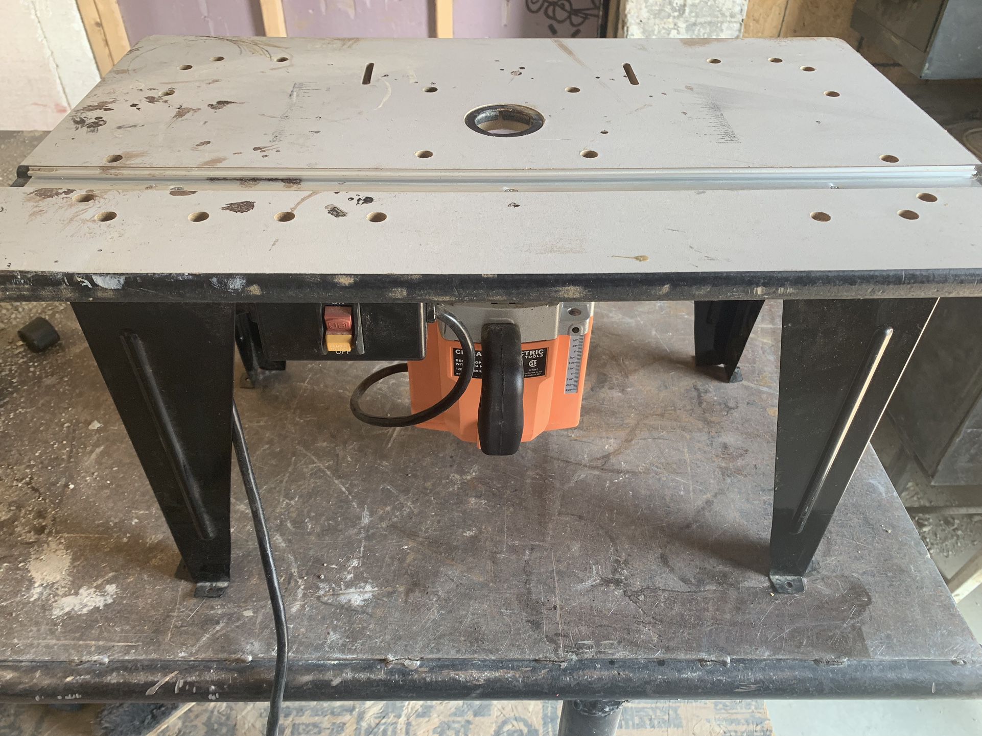 Chicago Electric Benchtop Router Table with 1-3/4 HP Router