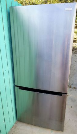 New.  Vissani Refrigerator - Freezer