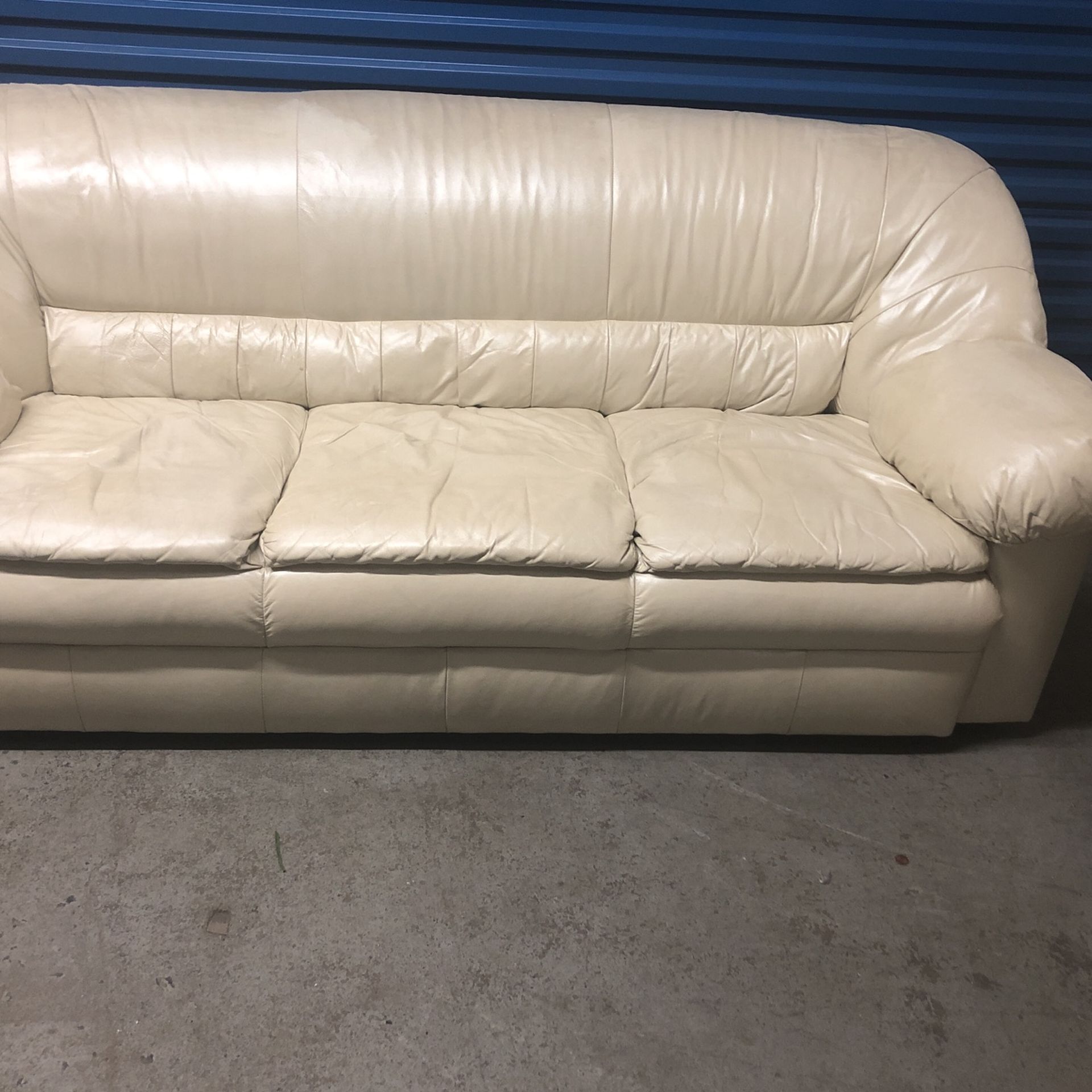 Real leather sofa good condition very strong